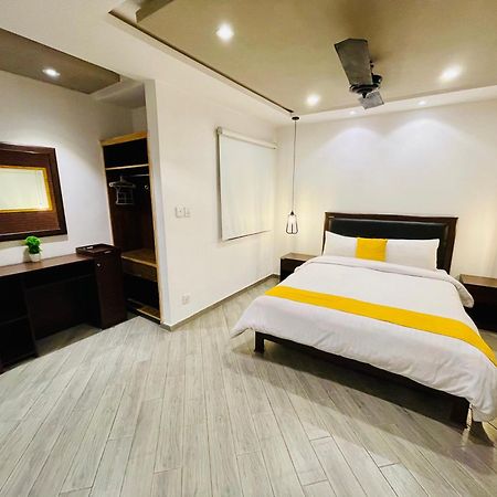 12Th Avenue Hotel Lahore Bagian luar foto