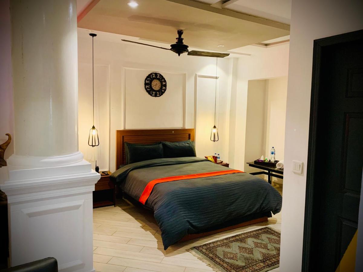 12Th Avenue Hotel Lahore Bagian luar foto
