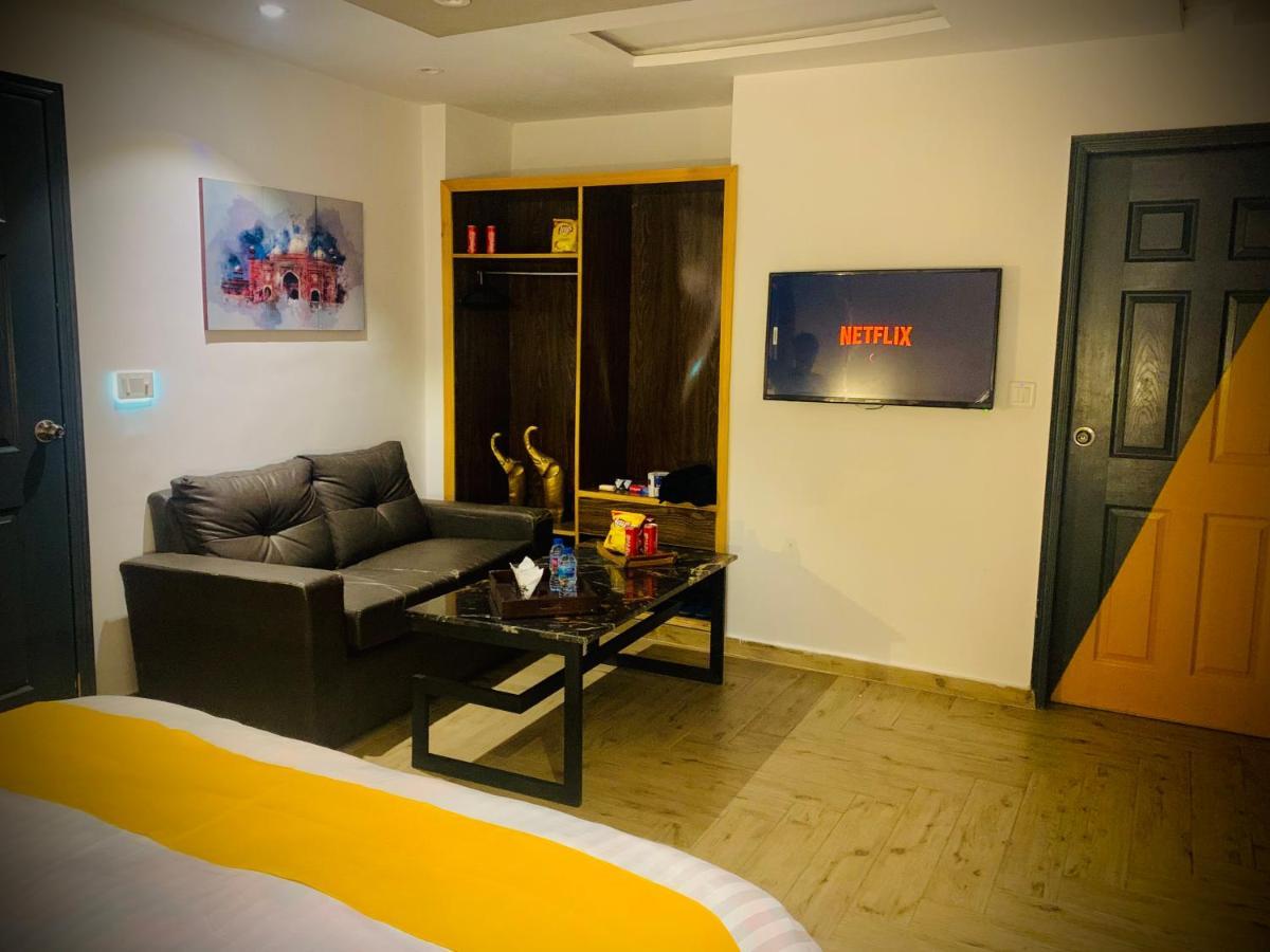 12Th Avenue Hotel Lahore Bagian luar foto