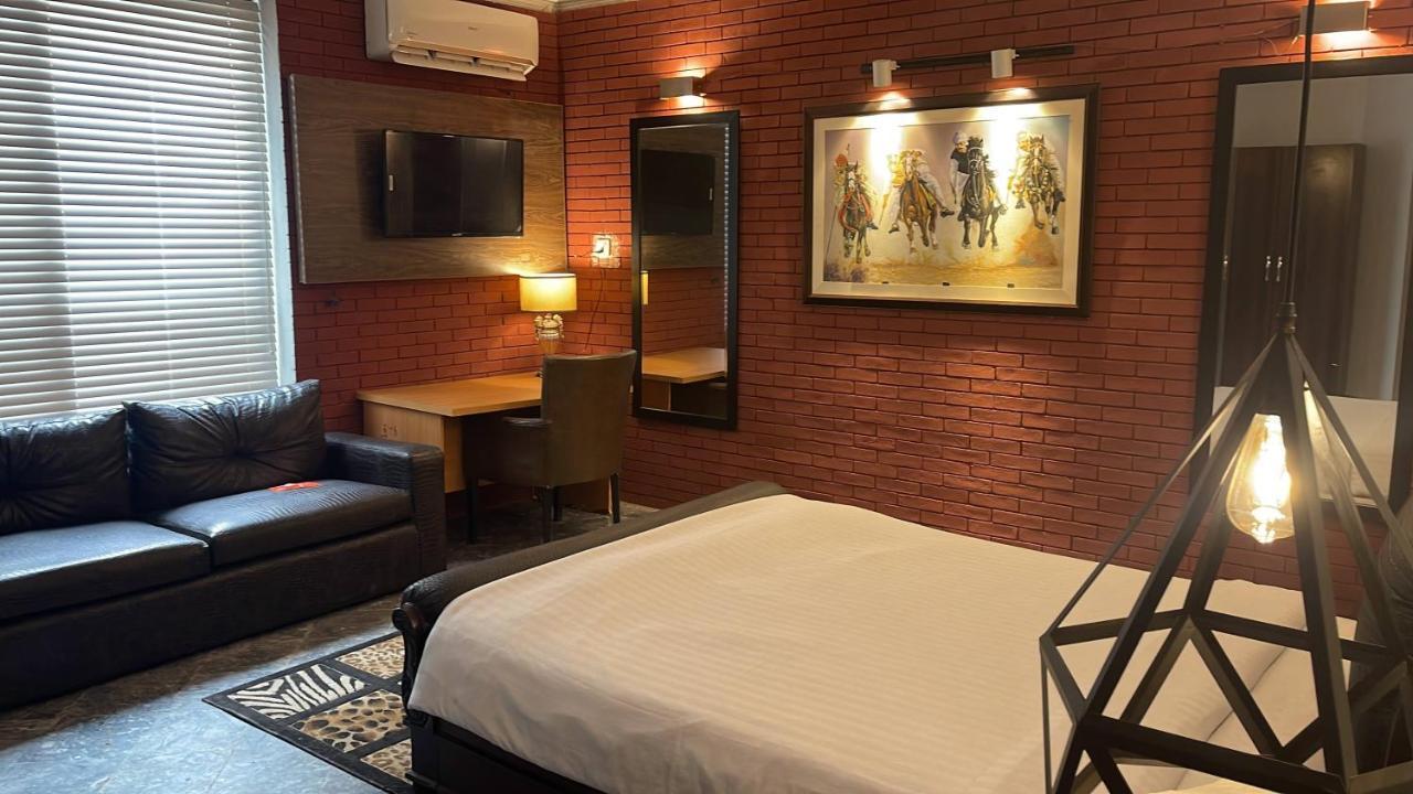 12Th Avenue Hotel Lahore Bagian luar foto