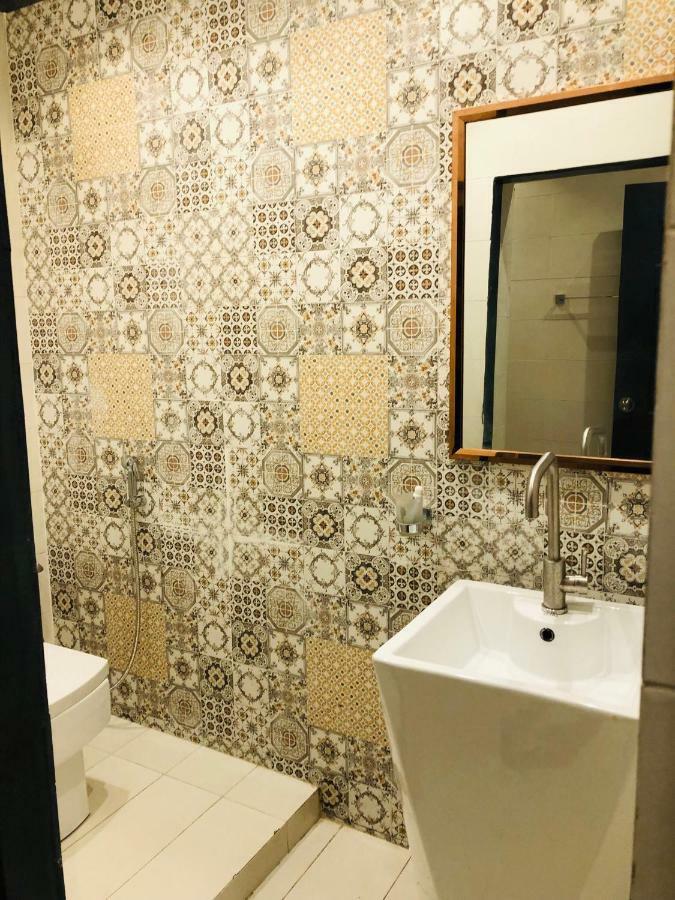 12Th Avenue Hotel Lahore Bagian luar foto